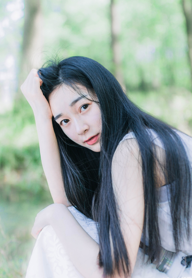 半晌之后，吕蒙红着眼眶出来，看着一片混乱的大营，厉声喝道：“都给我起来，看看你们现在，像什么样子！？”